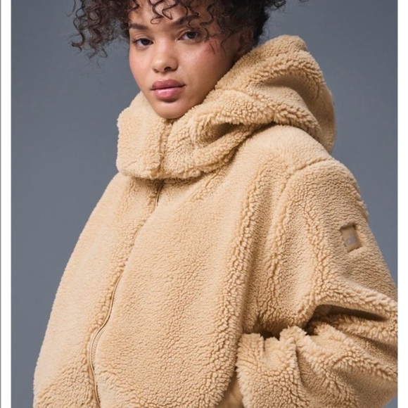 Alo yoga sherpa color camel new with tags - Picture 2 of 5